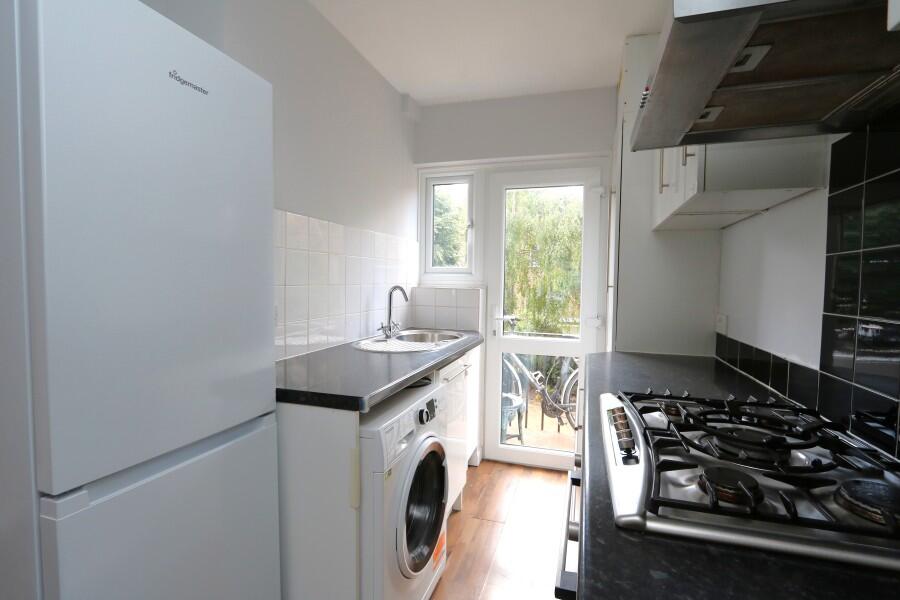 Apartment in Kingston upon Thames - View 4