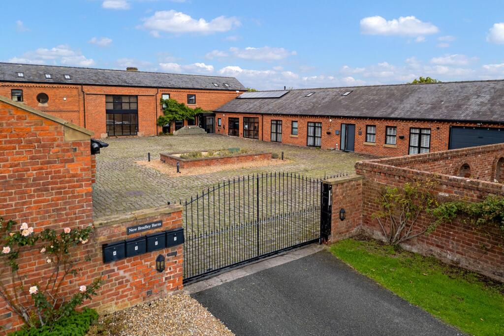 House in Warrington, Burtonwood - More