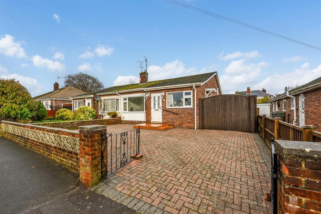 3-bed semi-detached on Ash Tree Road, Andover, £340,000