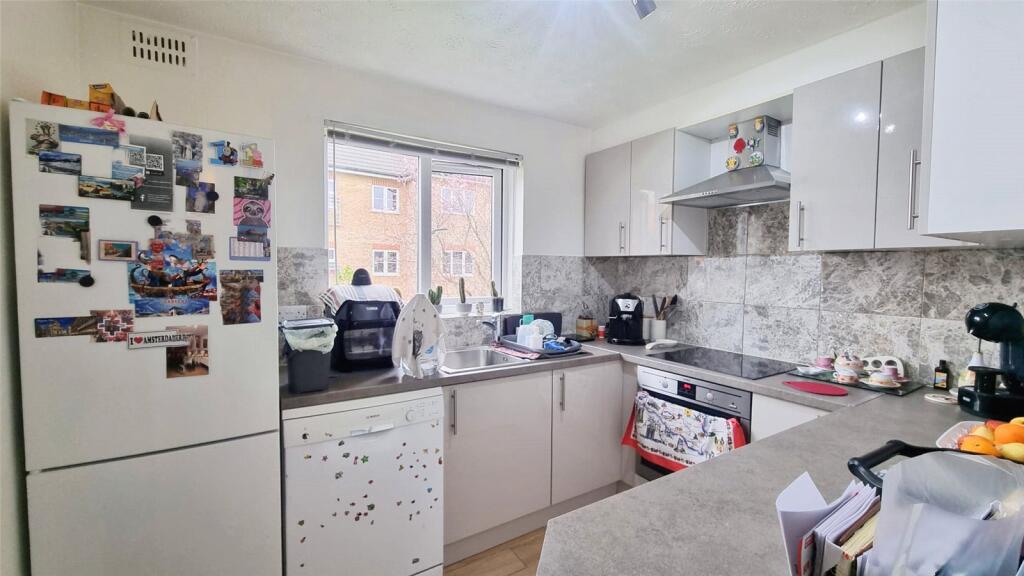 Belgravia Court, St Georges Close, Horley, RH6 photo 3