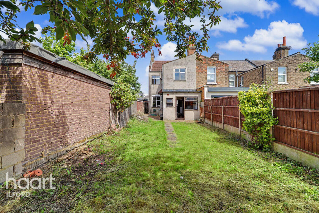 House in London, Gants Hill - View 3