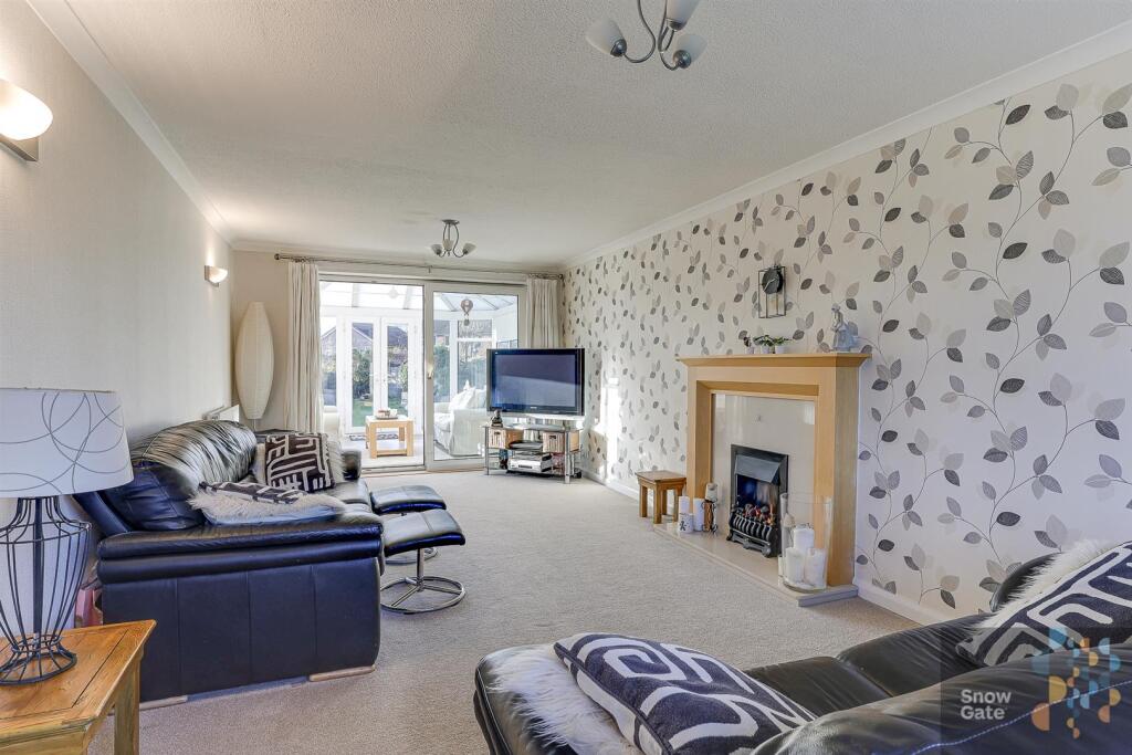 Lodge Drive, Mirfield photo 3