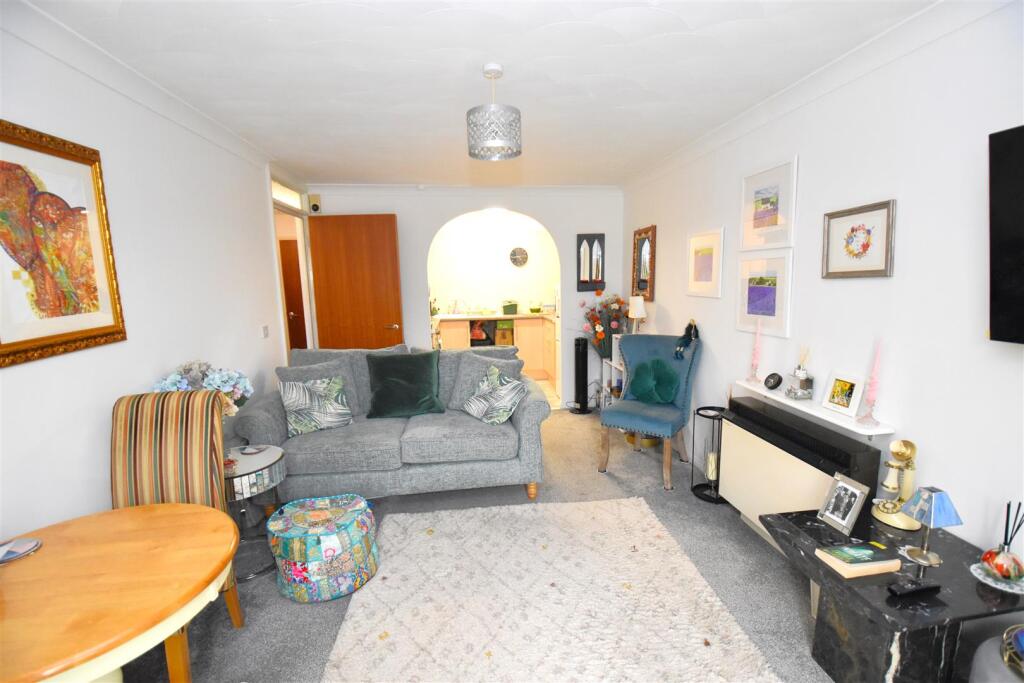 Ashingdon Road, Rochford photo 4