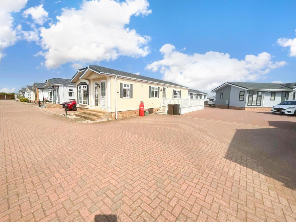 Elm Way, Hayes Country Park, Battlesbridge, Wickford, Essex photo 3