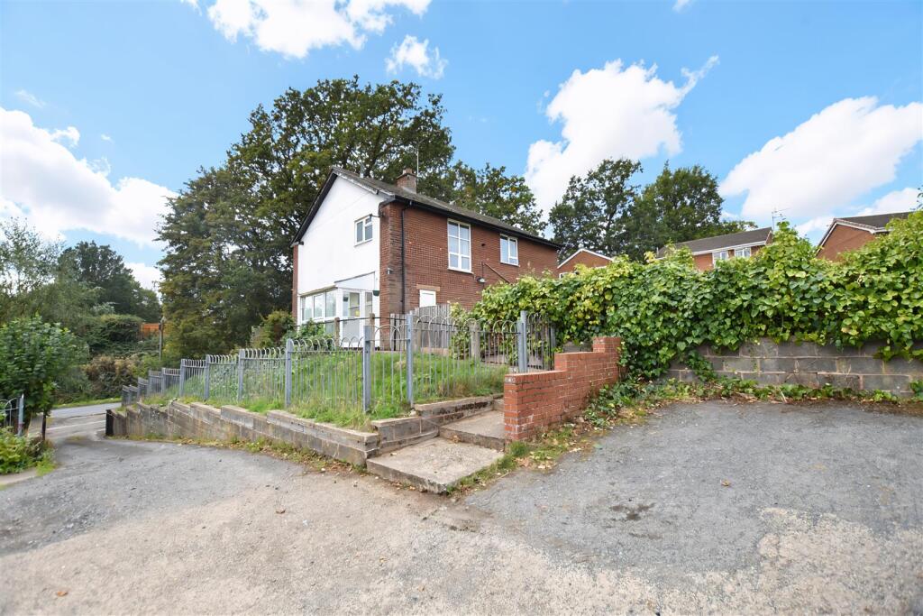 4-bed detached on Kingsmills Road, Wrexham, £250,000