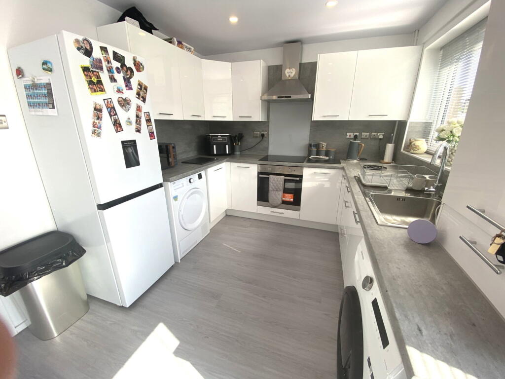 8 Edgemoor Close, Watersheddings OL4 2QP - More
