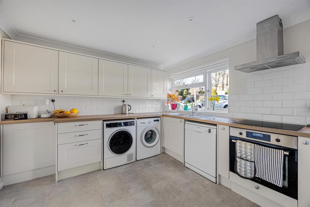 Donegal Close, Caversham, Reading photo 3