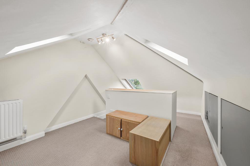 Apartment in London, Cottenham Park, Raynes Park - View 4