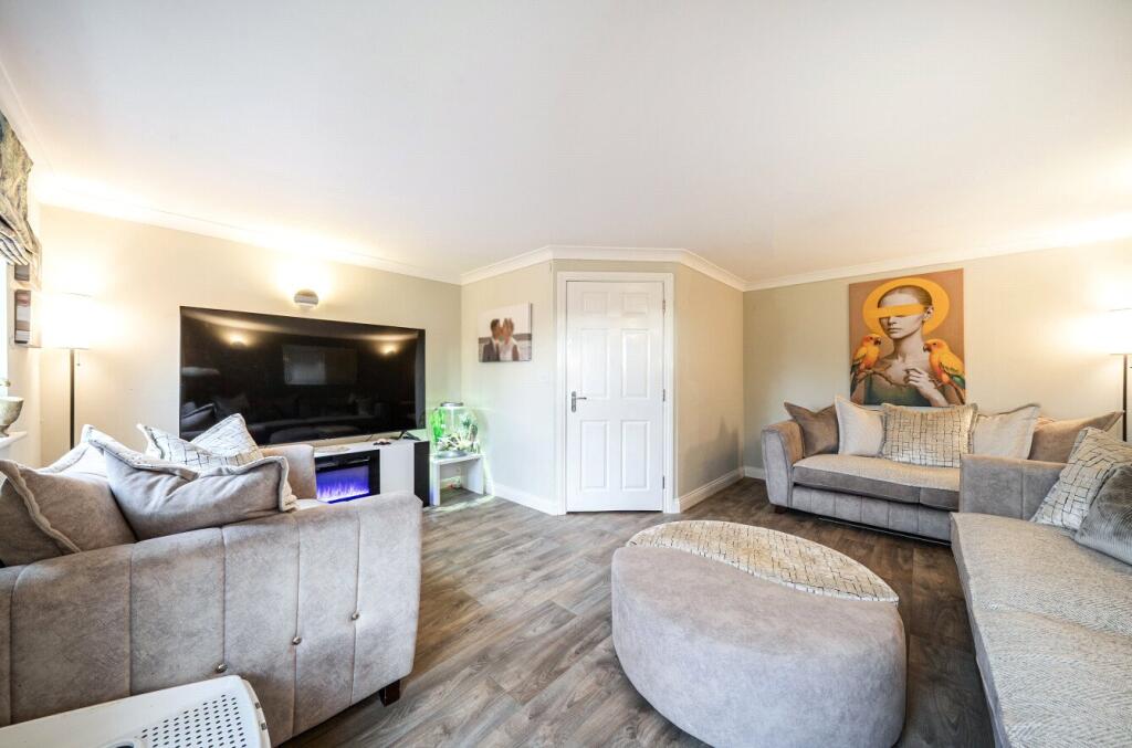 House in Gillingham, Lodbourne - More