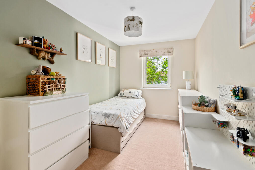 Apartment in London, Cottenham Park, Raynes Park - More