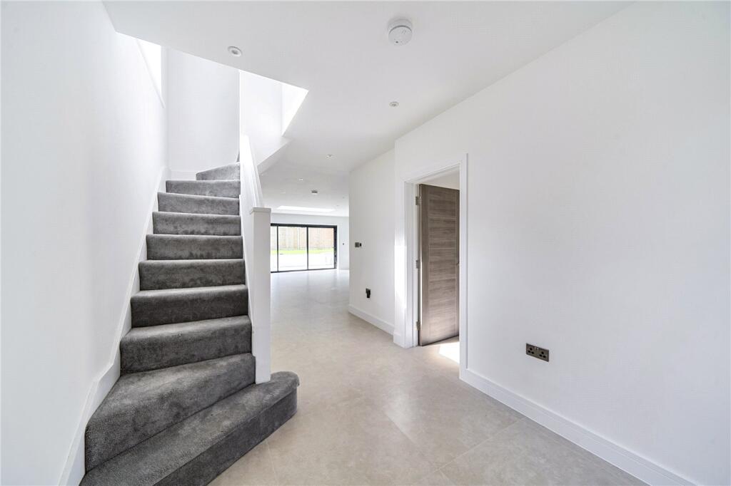 House in London, Broadfields - View 2