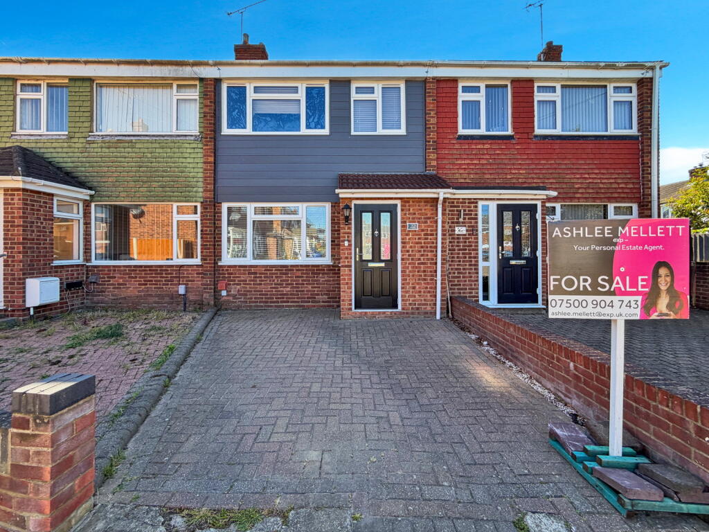 3 bedroom terraced house for sale in Churchill Crescent, Stanford
