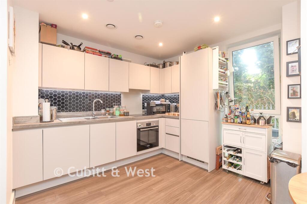 Apartment in Reigate and Banstead, Surrey - View 4