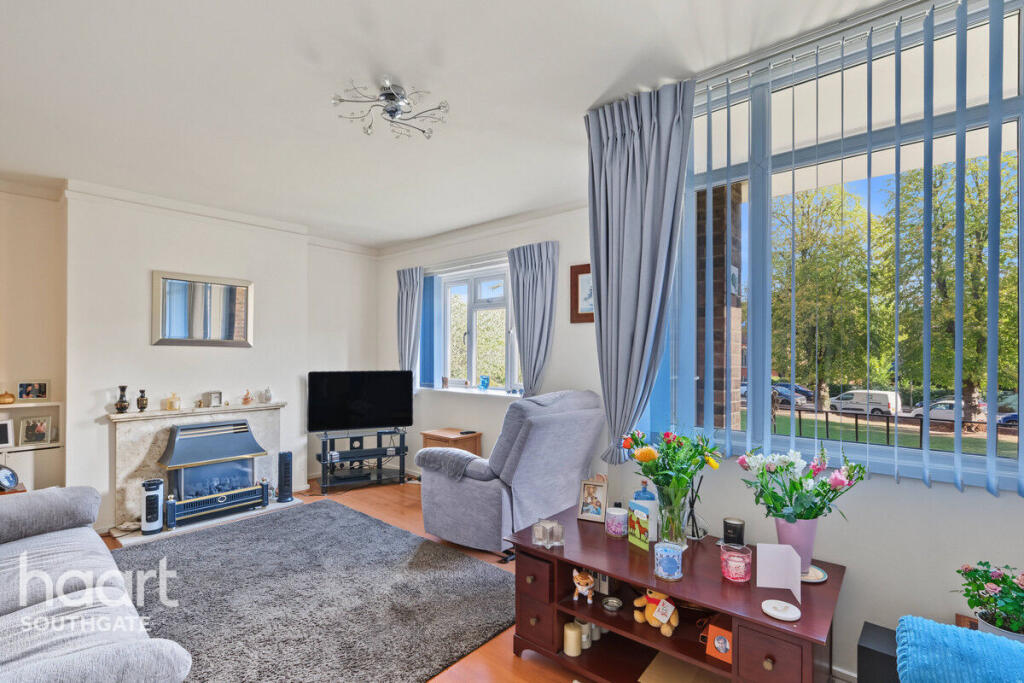 2-bed flat on Oakleigh Park North, London, £350,000