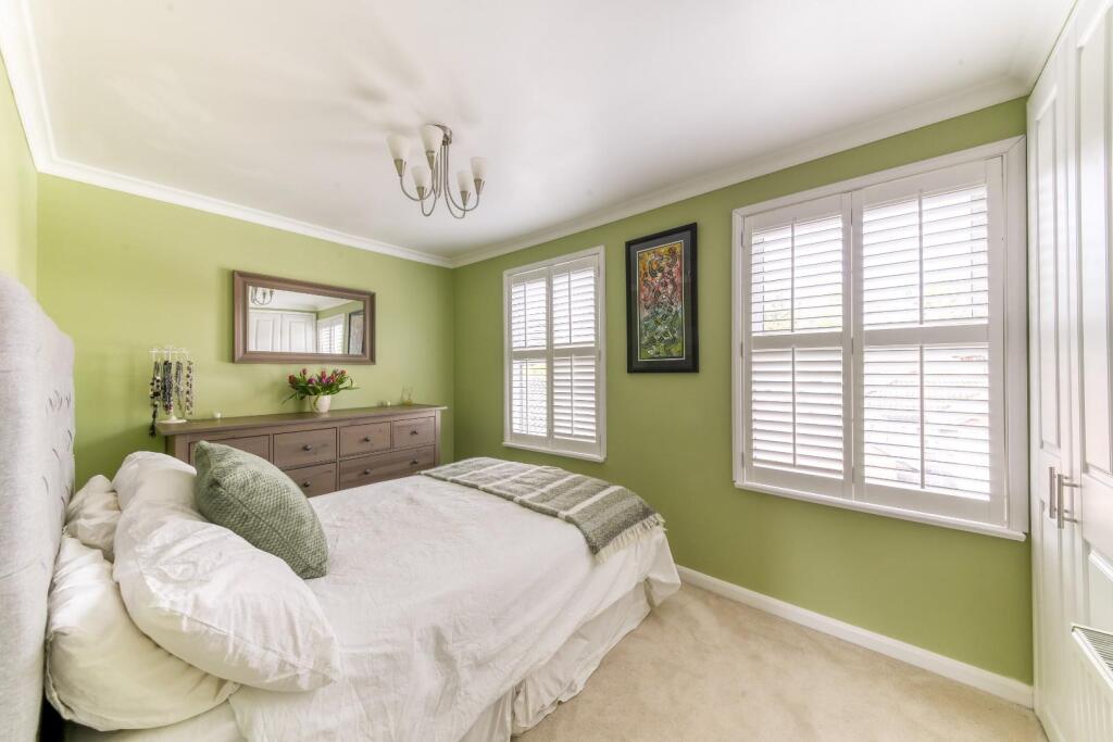 House in Kingston upon Thames - More