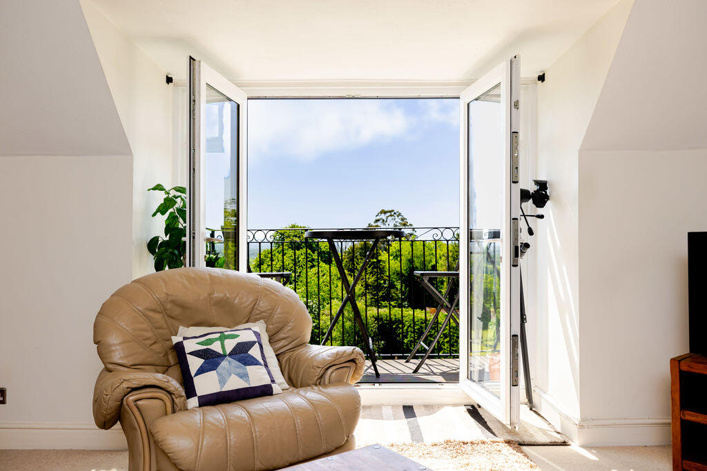 3-bed flat on Orme House, Tilburstow Hill Road, Godstone , £475,000