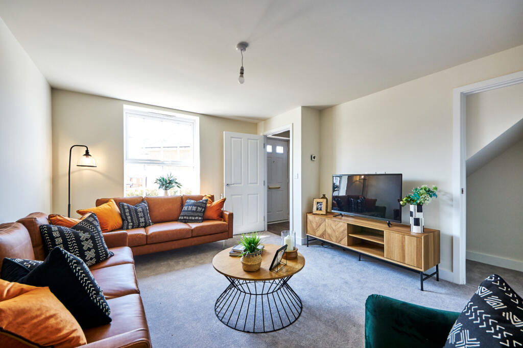 House in Northampton, North Northamptonshire - More