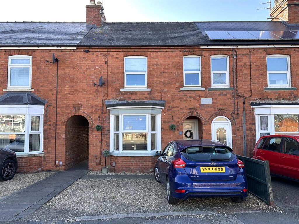4-bed terraced on London Road, Balderton, Newark, £240,000