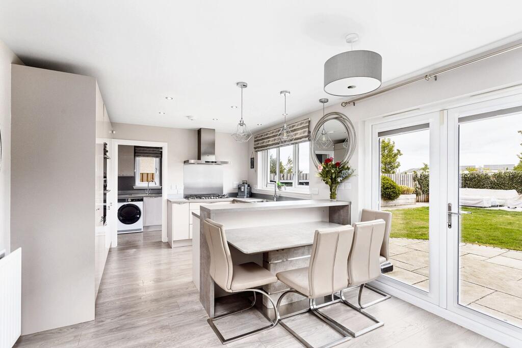 House in East Calder, Calderwood - View 4