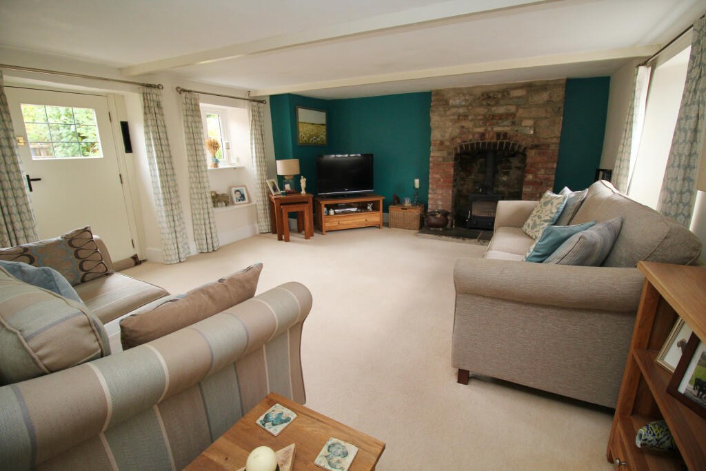 House in Compton Dundon - More