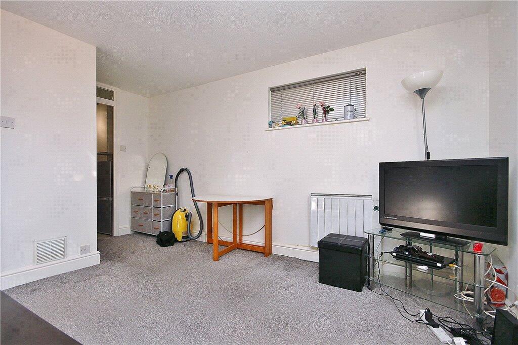 Apartment in Spelthorne, Surrey - More