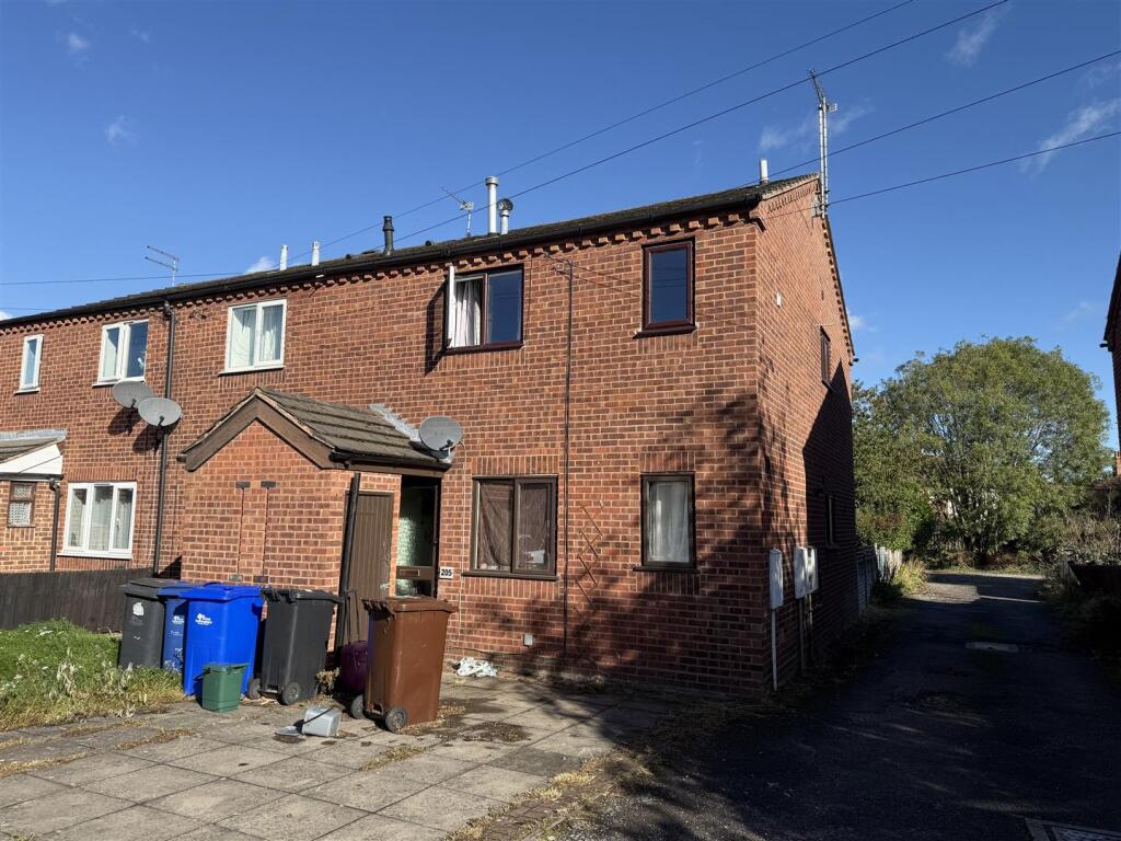 1-bed flat on Wyggeston Street, Burton-On-Trent, £95,000