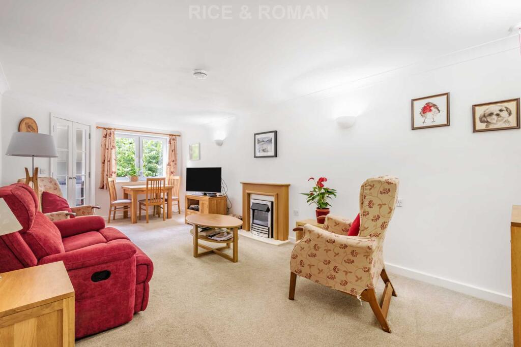 Gibson Court, Hinchley Wood photo 3
