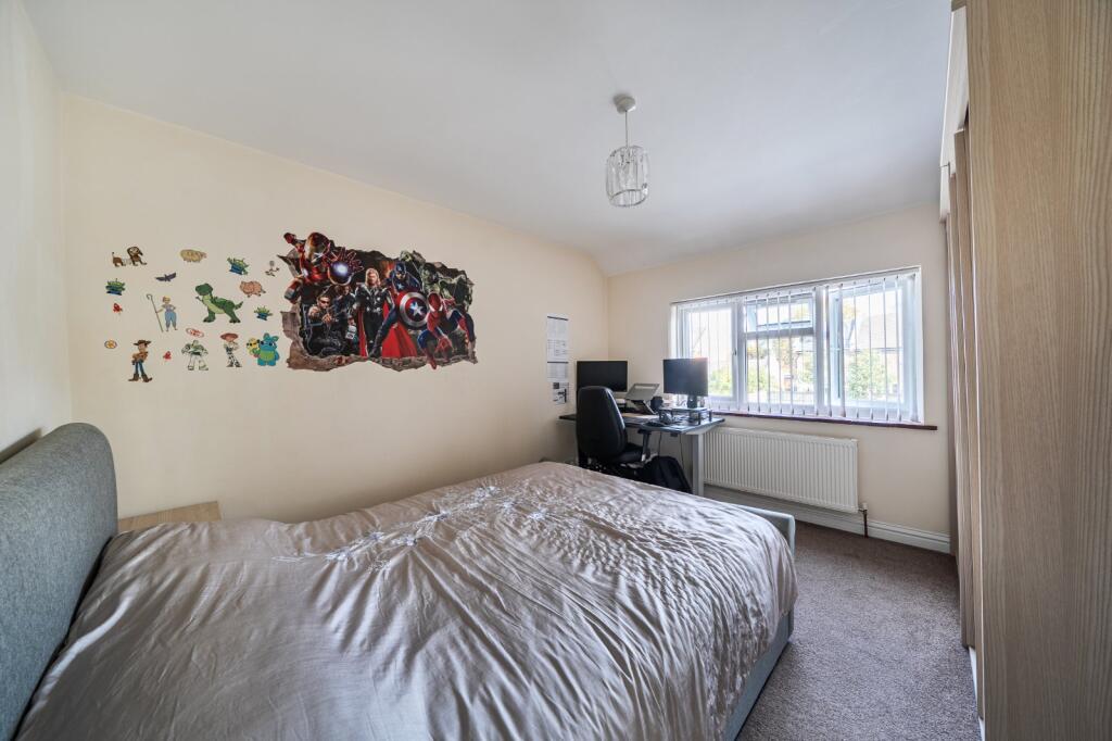 House in Slough, Burnham - More