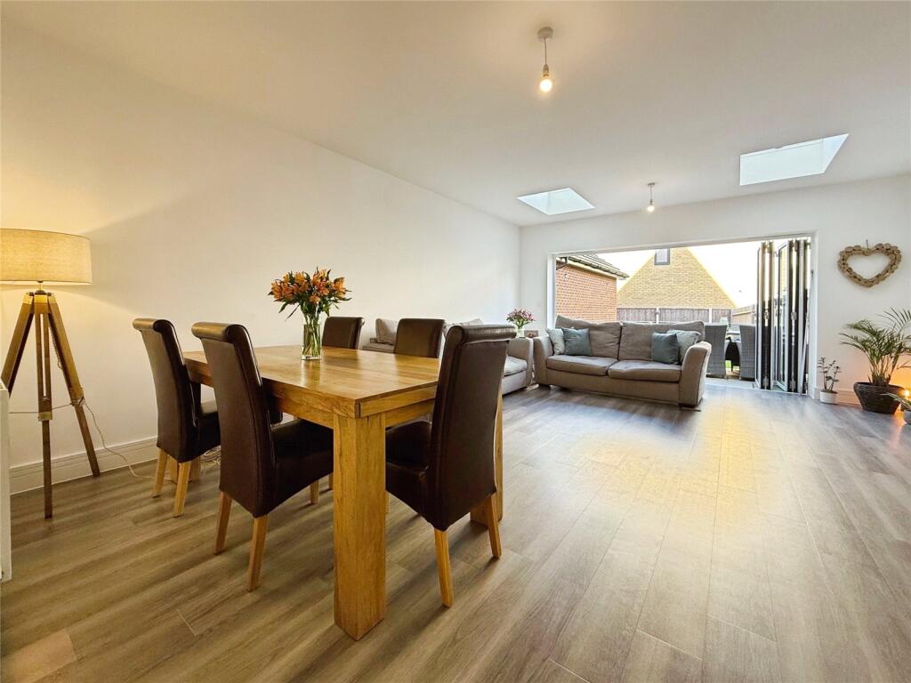 Dunlop Row, Crowthorne, Berkshire, RG45 photo 2