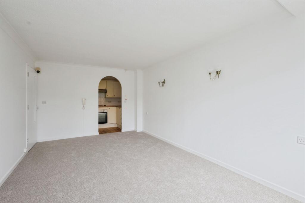 Apartment in Eastbourne, East Sussex - View 4