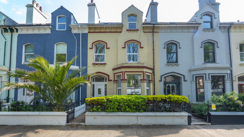 6-bed terraced on 3 Queens Avenue, Douglas, IM1 4DA, £299,000