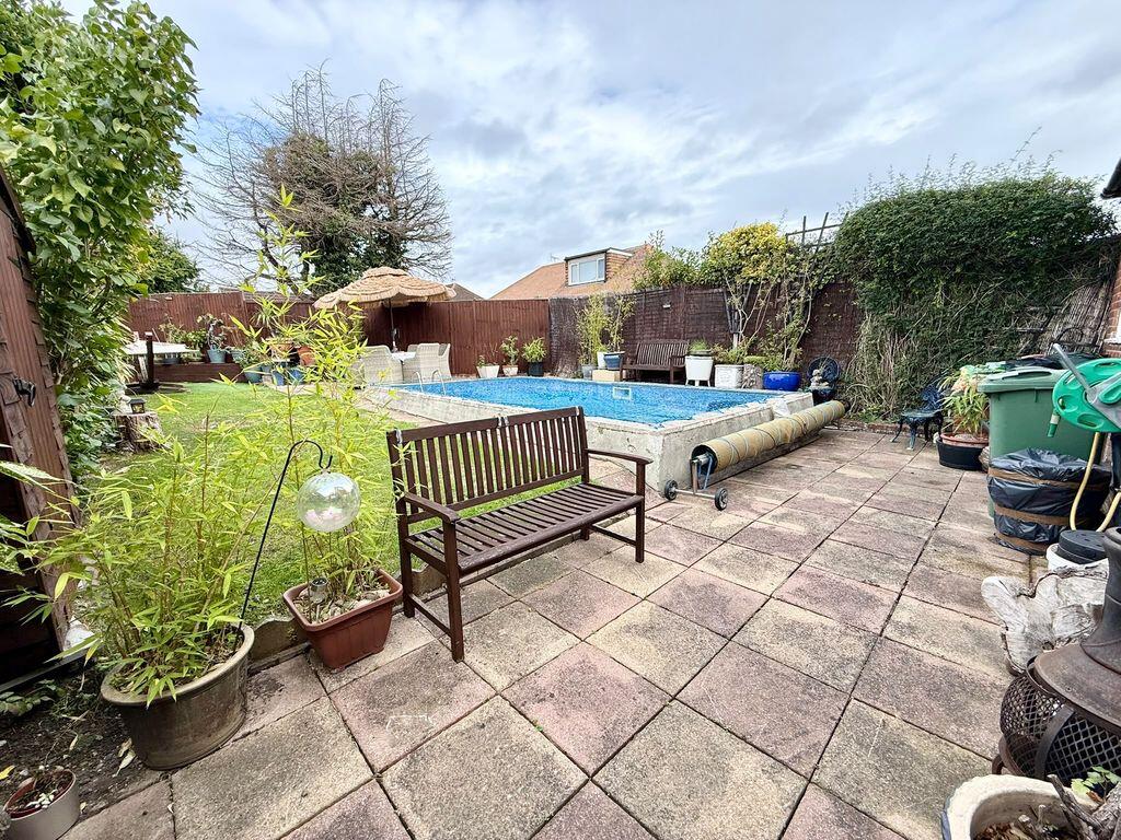 House in Houghton Regis, Central Bedfordshire - More