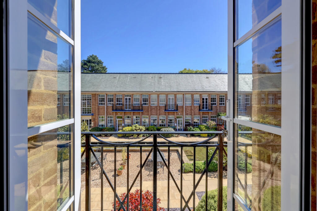 2-bed flat on The Water Gardens, De Havilland Drive, Hazlemere, High Wycombe, HP15, £325,000