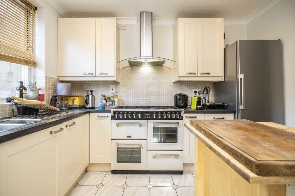 House in London, Stepney - More