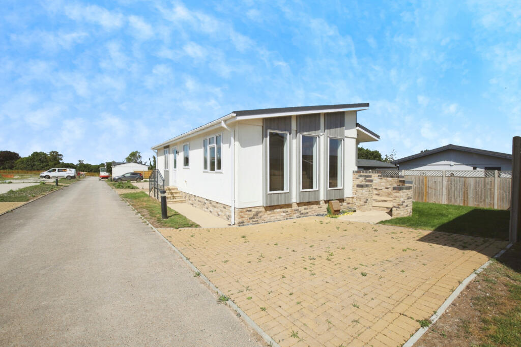 2-bed caravan on Andover, Hampshire, SP11, £295,000