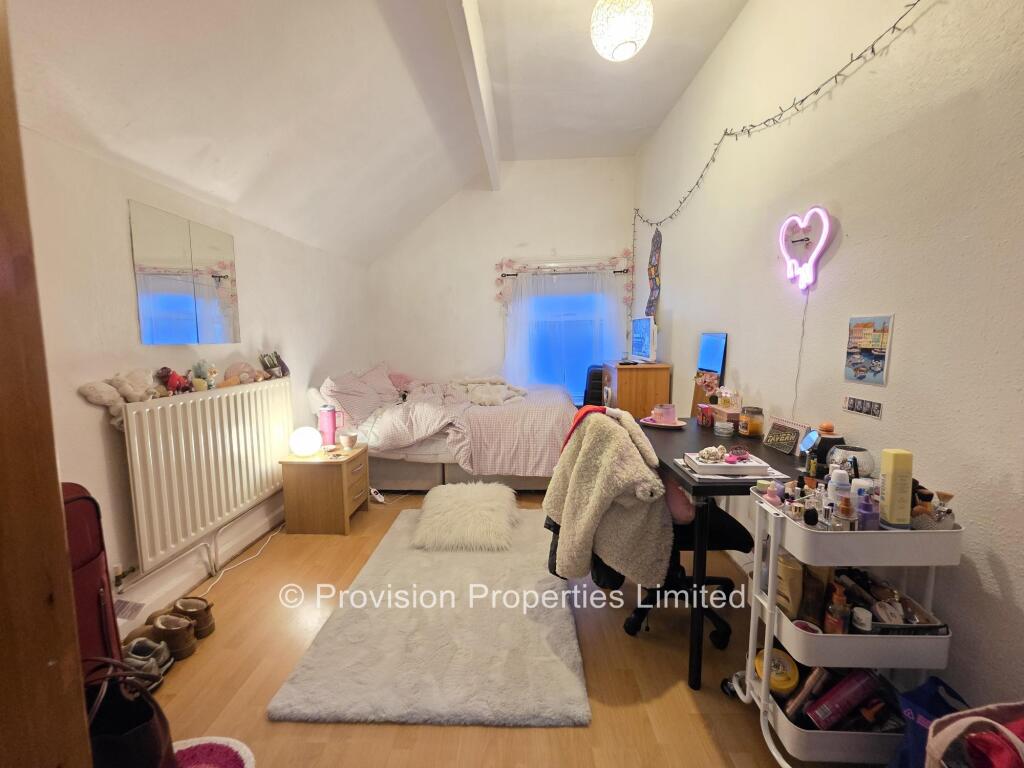 6 bedroom detached house for rent