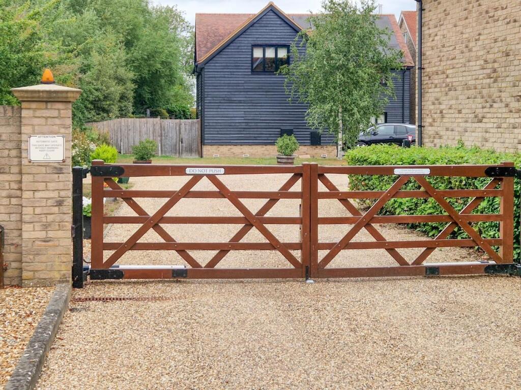 House in Luton, Ivinghoe - View 2