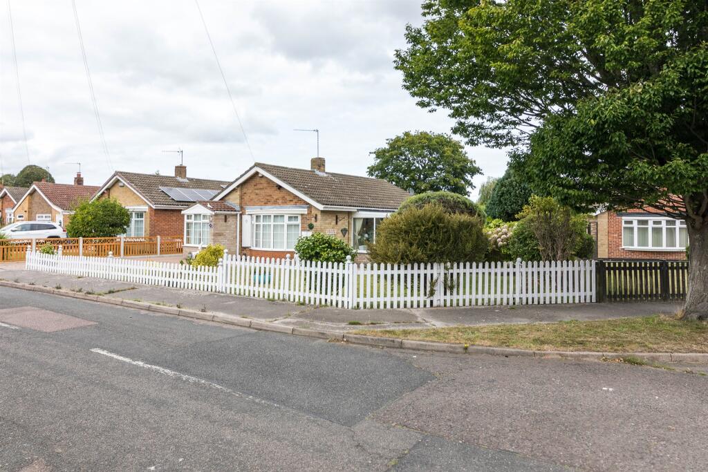 2-bed bungalow on Meadow Way, Carlton Colville, Lowestoft, £325,000