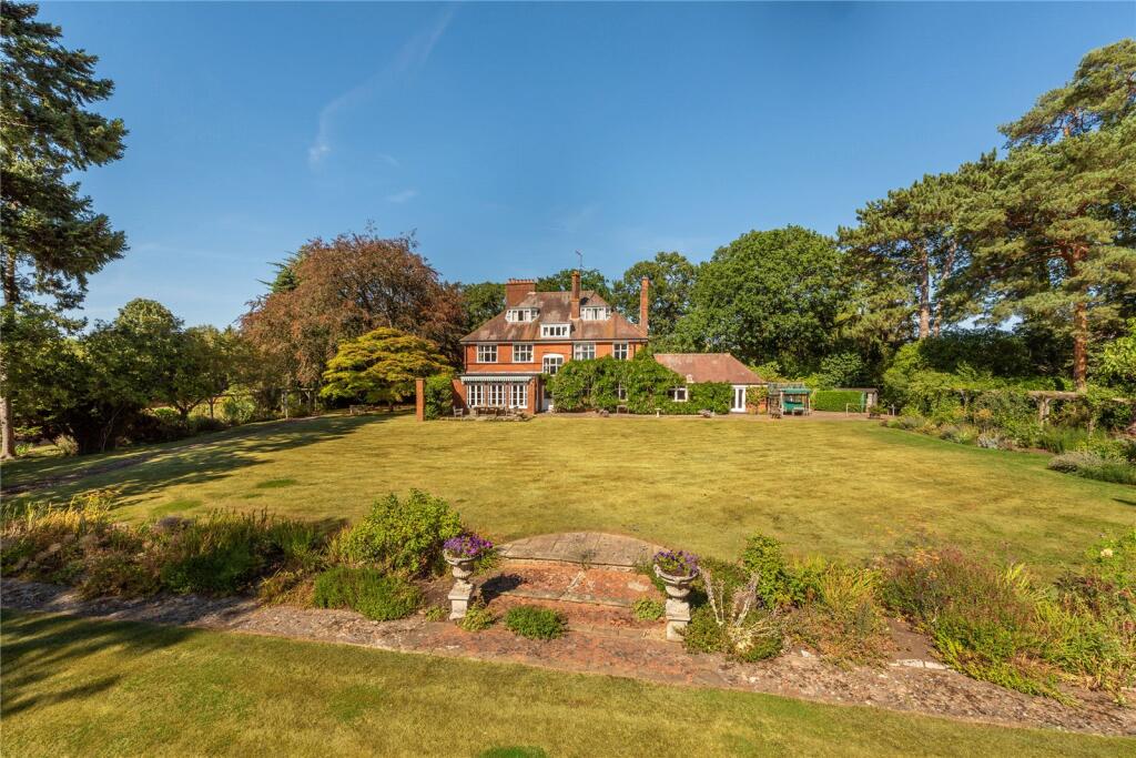 House in Mole Valley, Fetcham - View 4