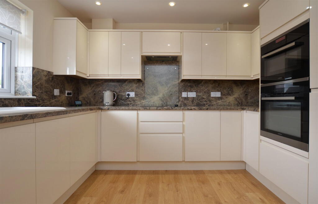 Turn-Key Detached Bungalow in Sought After North Wootton photo 4
