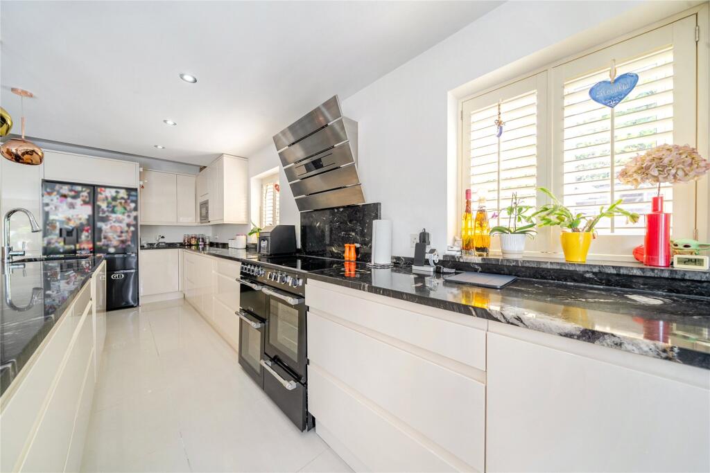 House in Orpington, Poverest, St Mary Cray - More