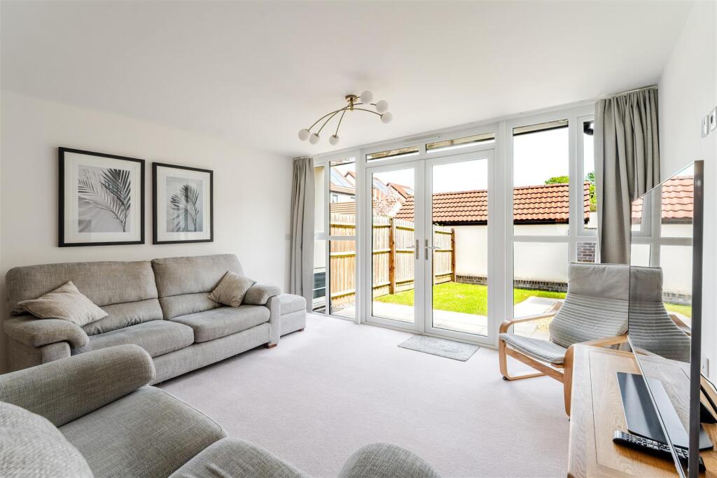 Modern family home offering three double bedrooms, located in the village of Claverham photo 4