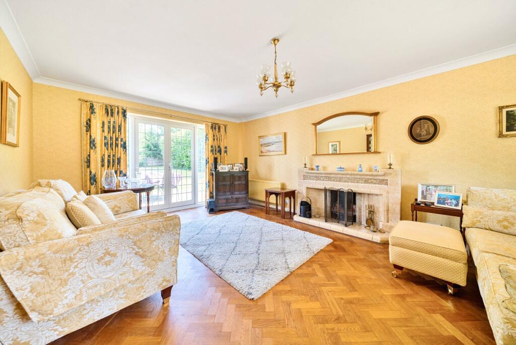 High Park Avenue, East Horsley, KT24 photo 4