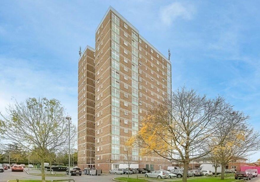 2-bed flat on 15 Highview House, Hatch Grove, Romford, Essex, RM6 5NS, £100,000