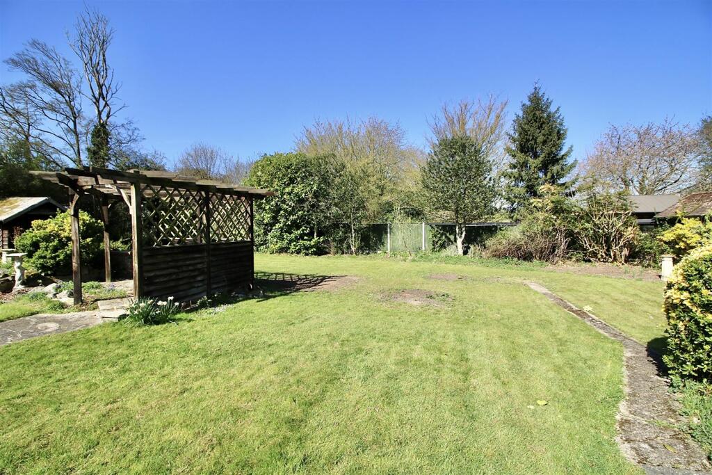 Laindon Common Road, Little Burstead, Billericay photo 4