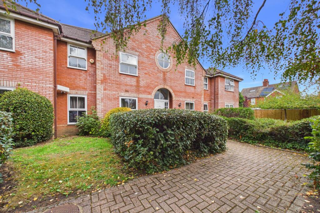 Main image of property: Pine Court, 44 Reading Road, Farnborough, Hampshire, GU14