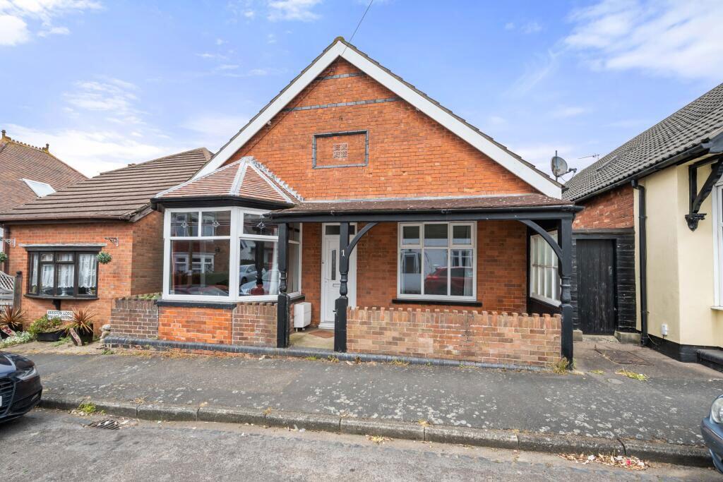 3-bed bungalow on Lifeboat Avenue, Skegness, Lincolnshire, PE25 3EW, £150,000
