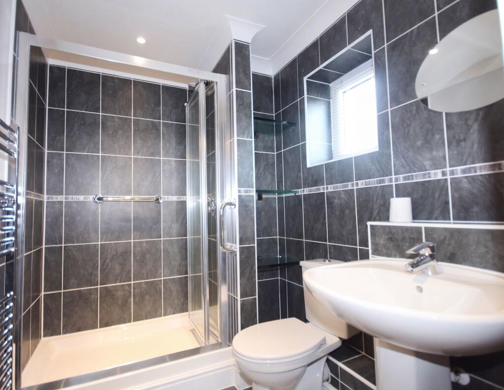 Apartment in Horsham, New Town - More