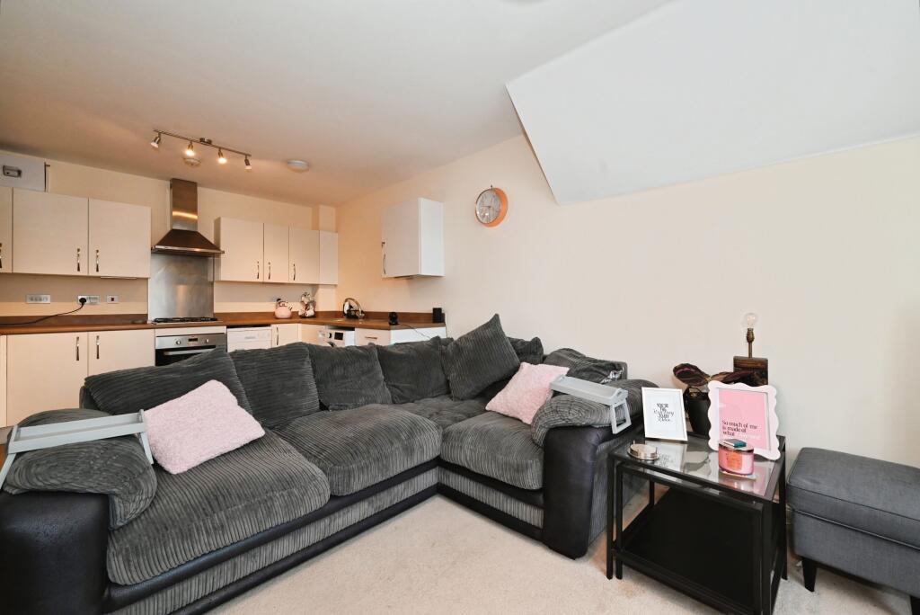21 Jasmine Square, Reading, RG5 photo 2