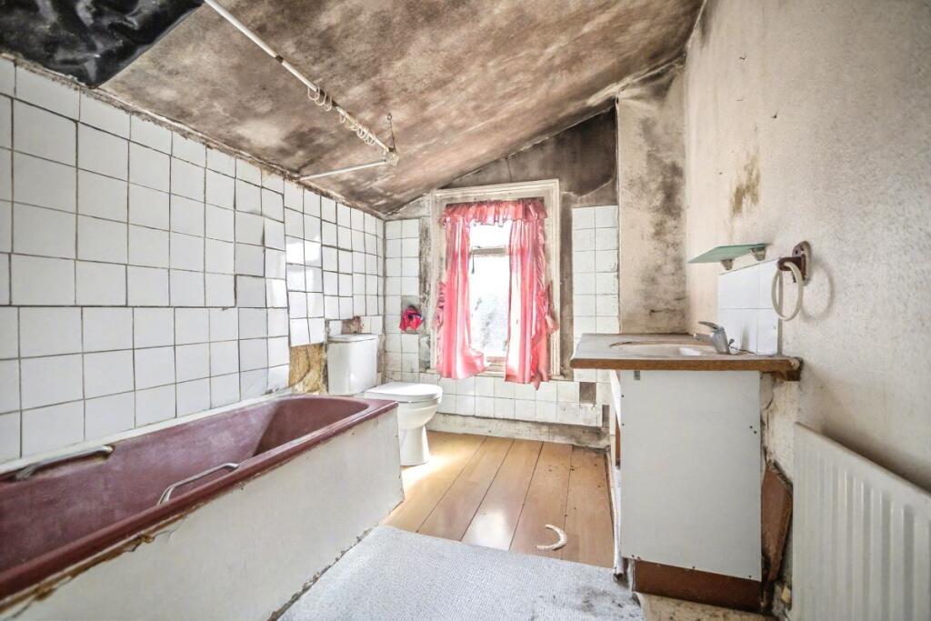 House in Chatham, Luton - More